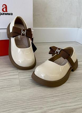 Туфлі туфельки беж лакові класичні стильні