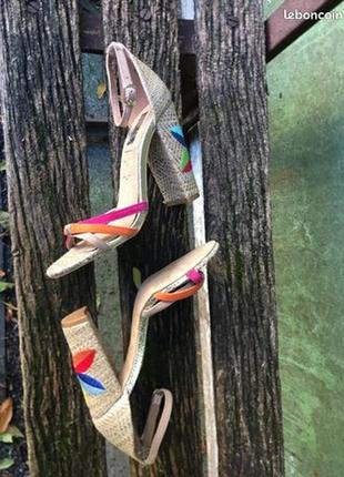 Босоніжки нові ,підбори з вишивкою