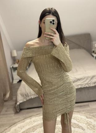 Блискуча сукня