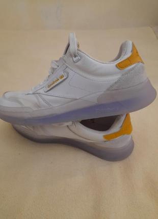 Кросівки білі reebok.