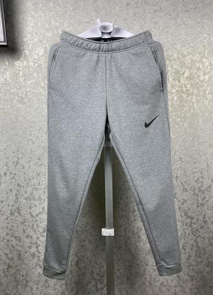 Мужские серые спортивные штаны nike dri-fit standart fit s