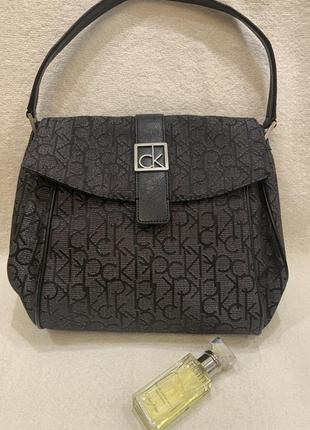 Оригинальная, женская сумка от бренда calvin klein.