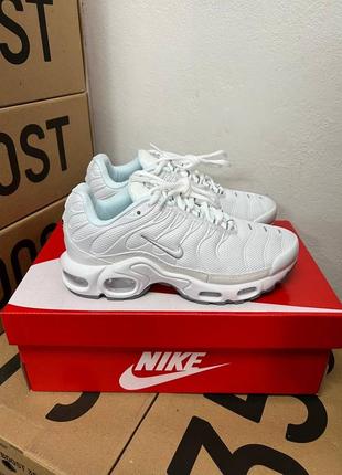 Прекрасні жіночі кросівки nike air max tn plus triple white білі