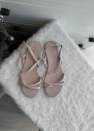 Летни сандалии