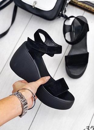 Замшеві чорні класичні босоніжки на платформі на липучках