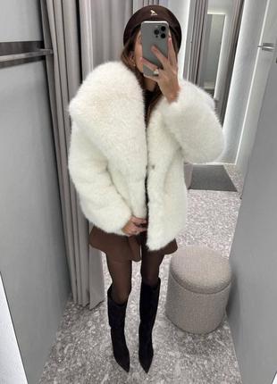 Шуба жіноча біла коротке