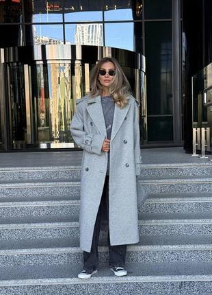 Двубортное оверсайз пальто классического кроя, длина миди, декорировано патами на плечах и рукавах