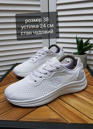 Женские спортивные кроссовки