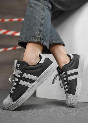 Кросівки жіночі