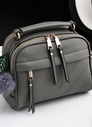 Мини сумочка с меховым брелком серый1 фото