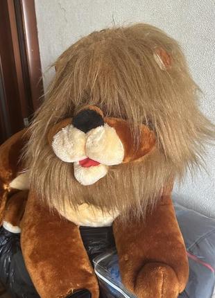 Велика мʼяка іграшка лев