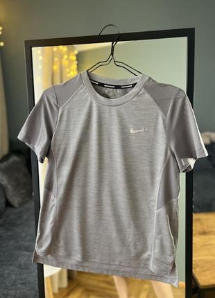Сіра спортивна футболка nike