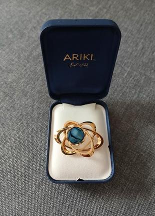 Брошь с гелиотисом позолочена.