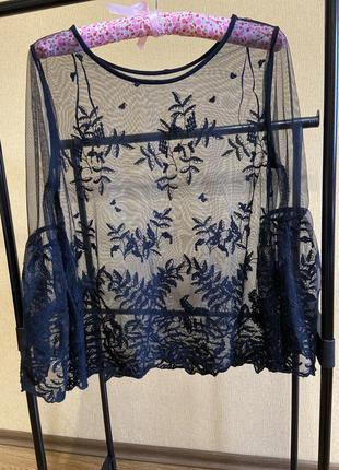 Чорна  блузка на сітці з вишивкою