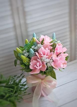 Ніжний букет з рожевими ірисами та мускарі 💐