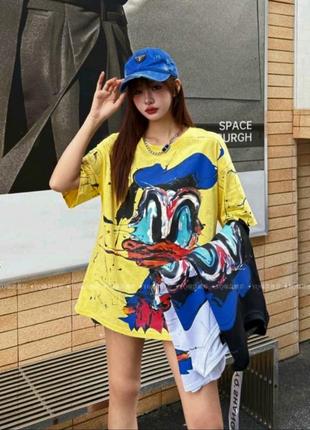 Яркая футболка удлиненная.