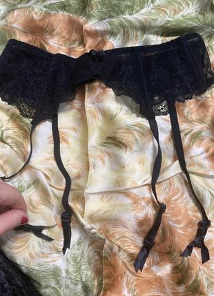 Чорний мереживний пояс для панчіх