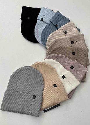 Жіночі демісезонні якісні шапки в рубчик гумка з відворотом демі підліткова модна рвана