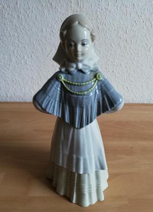 Статуетка порцелянова "дівчина в національному костюмі" запалення