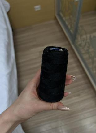 Моток швейных черных нитей