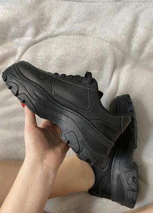 Кроссовки демисезон черные подошва