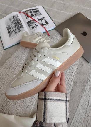 Женские кроссовки adidas samba beige.