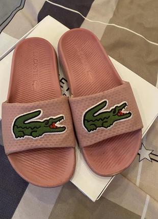 Розовые слайдеры шлепанцы lacoste 40