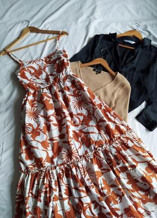 Было оранжевое платье миди в принт