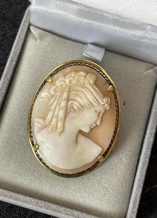 Антикварна золота брошка камея