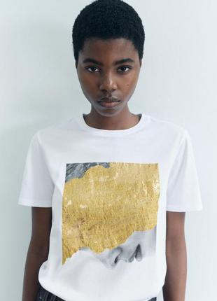 Стильная футболка zara с фольгированием s-m