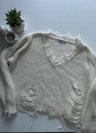 Светр рваний