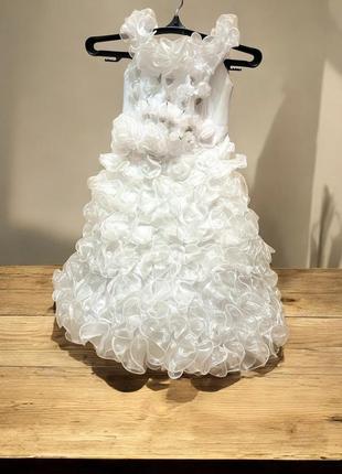 Бочное платье белого цвета