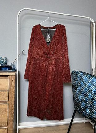 Блестящее красное платье