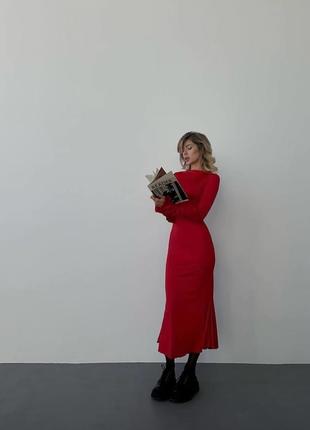 Червона сукня