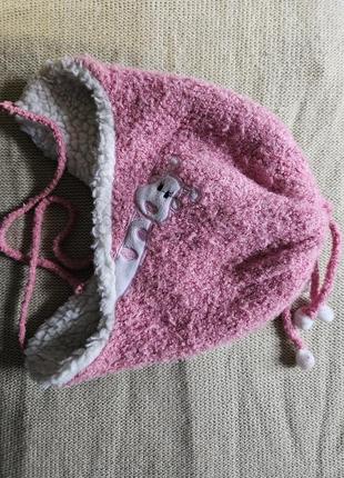 Теплящая шапка на шерсти. на 3-6 лет.