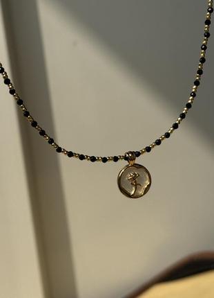 Елегантний чокер з чорної шпінелі та кулоном з перламутру та троянди в позолоті. преміум якість. ручна робота. ідеальний подарунок дівчині