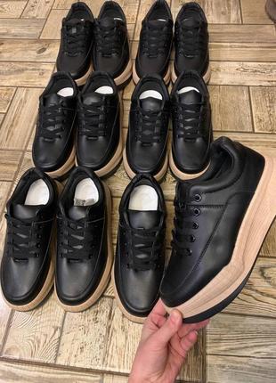 Кросівки жіночі