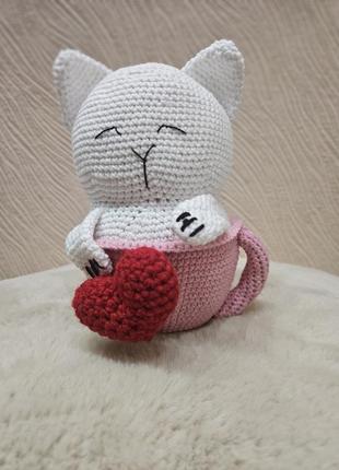 Влюбляющий котик в чашке