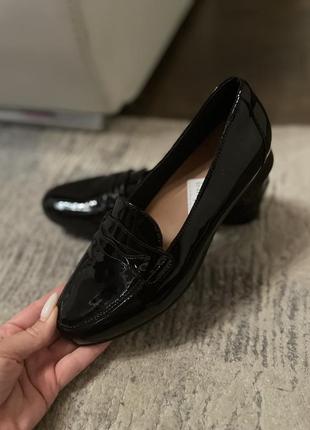 Кожаные лаковые туфли лоферы clarks p.36