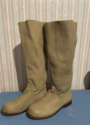 Кожаные бежевые сапоги monshoe