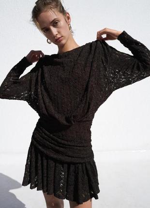 Короткое платье с кружевом