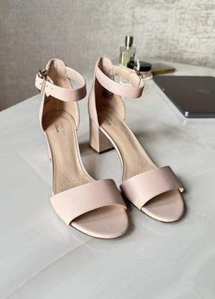 Стильні босоніжки clarks