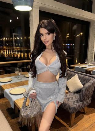 Срібний блискучий костюм