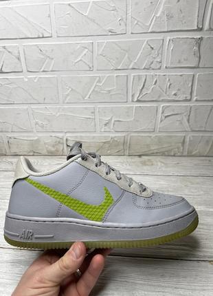 Крутые серые кроссовки nike air force 1 '07 lv8