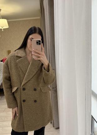 Пальто коричневе mango