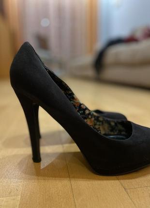Чорні замшеві туфлі zara