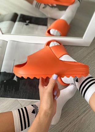 Yeezy slide enflame orange оранжевые морковные тапки яркие изи слайд на лето помаранчеві тапочки