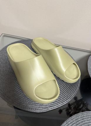 Зеленые шлепанцы мужские yeezy slide размер 43
