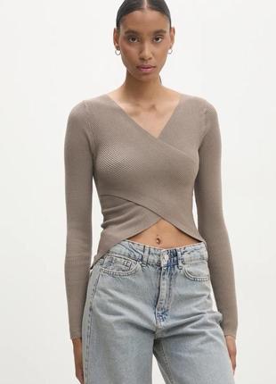 Женские бежевая кофта в рубчик на запах