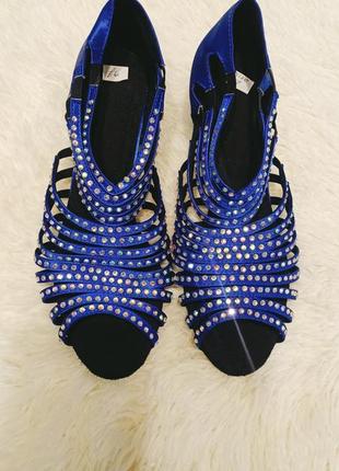 Шикарні босоніжки. устілки 26 см.